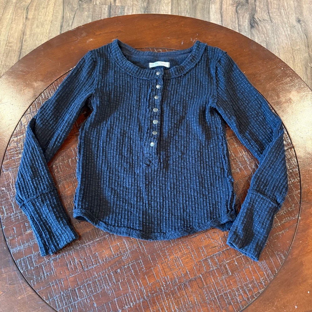 3605 We the Free Everest Henley Top Small